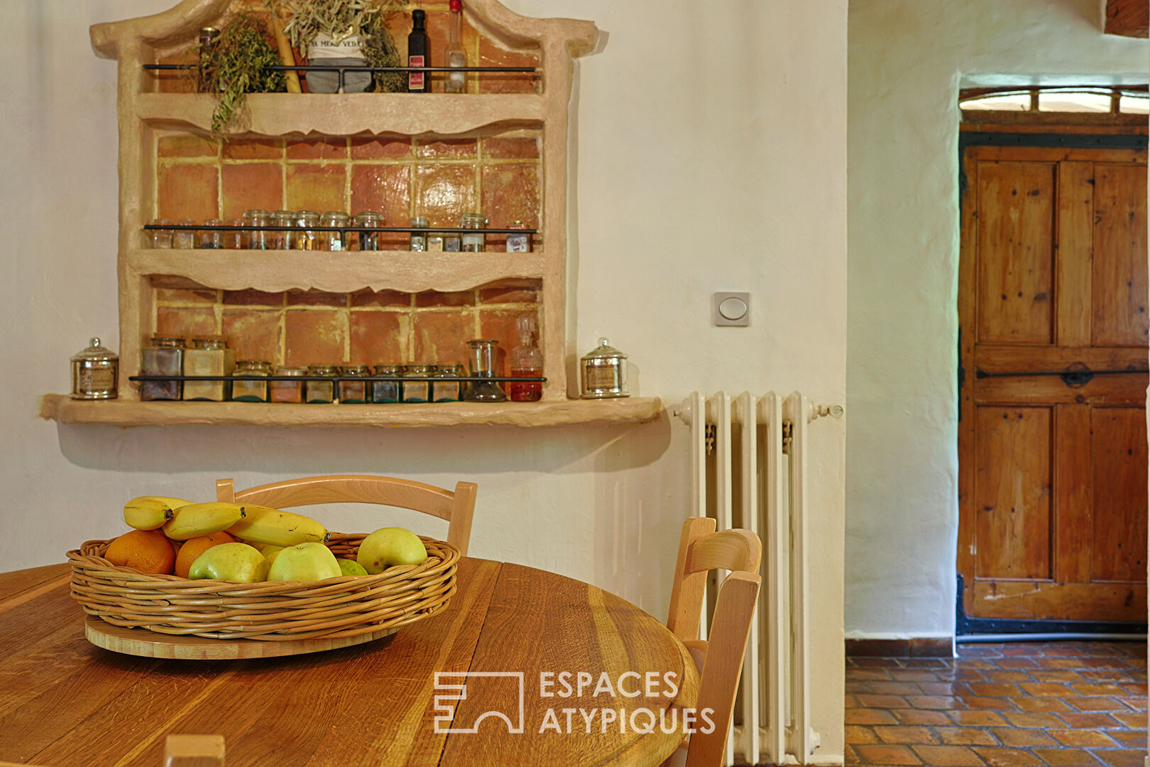 Charme et Authenticité pour cette Maison en pierre aux allures de bergerie en Provence verte