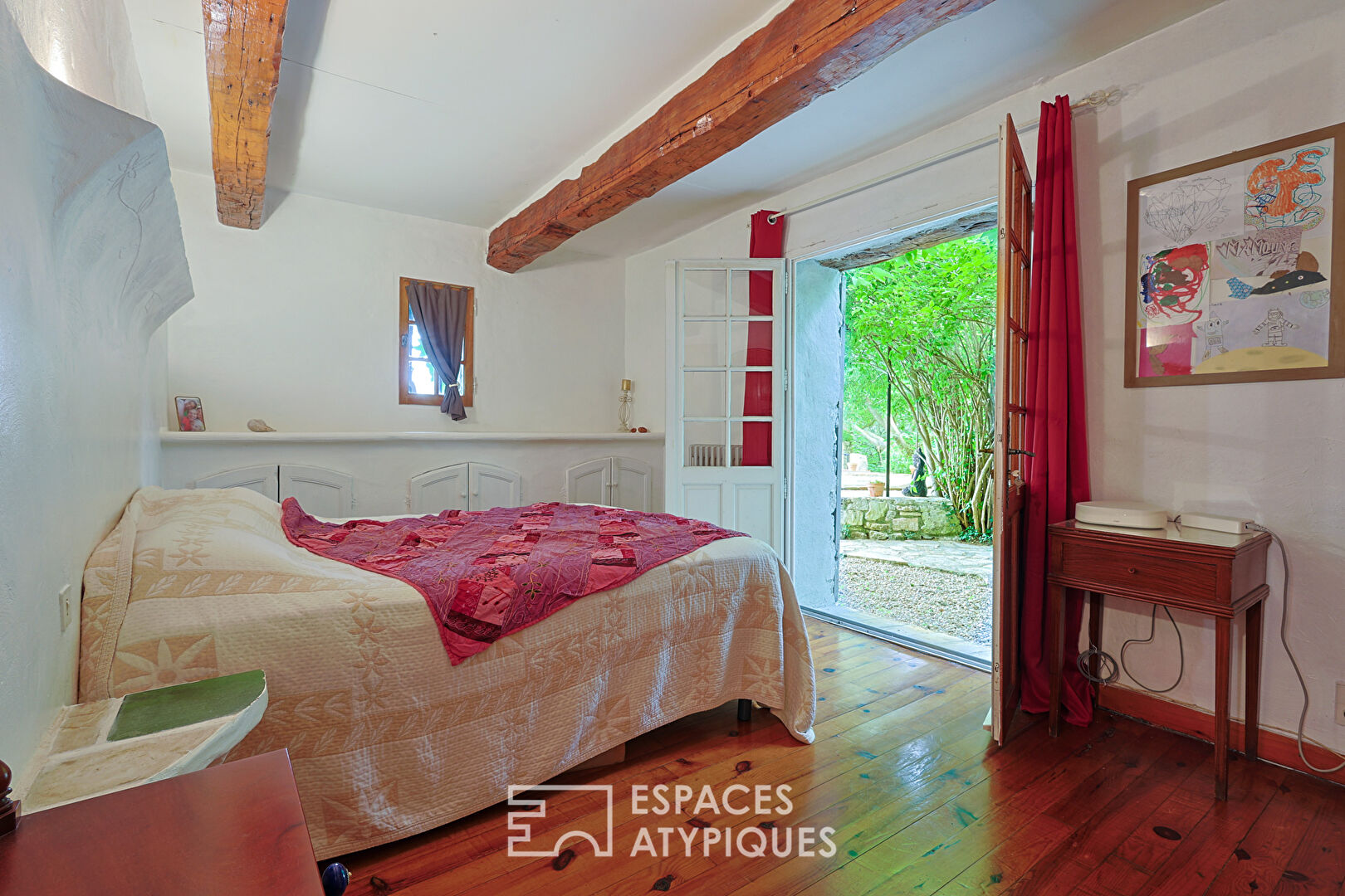 Charme et Authenticité pour cette Maison en pierre aux allures de bergerie en Provence verte