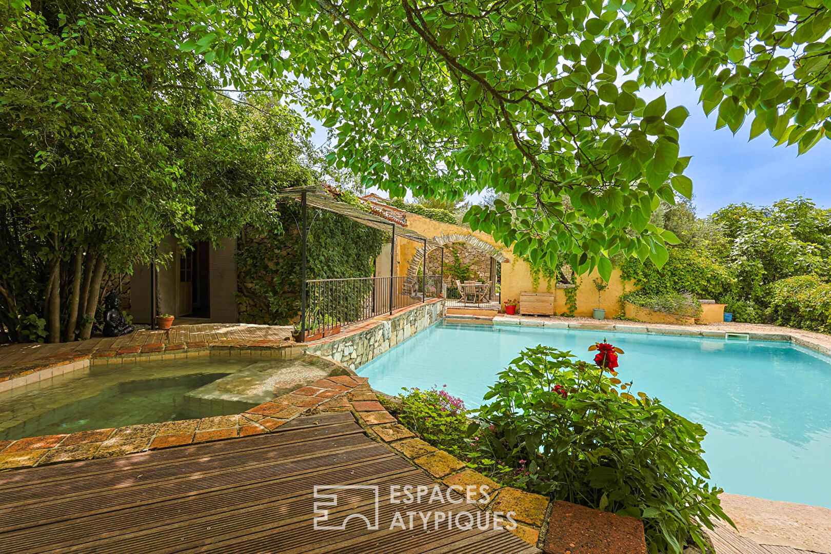 Charme et Authenticité pour cette Maison en pierre aux allures de bergerie en Provence verte