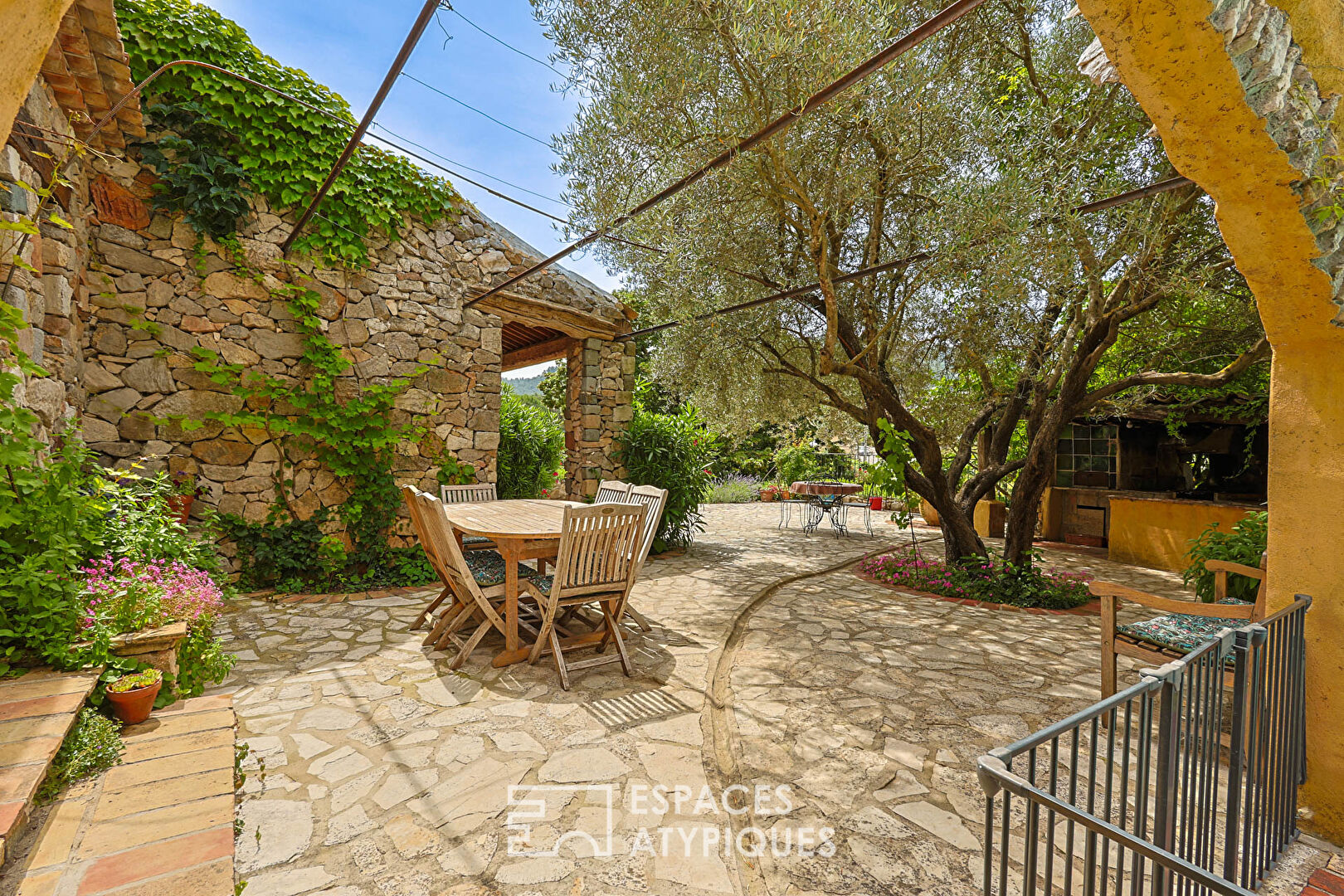 Charme et Authenticité pour cette Maison en pierre aux allures de bergerie en Provence verte