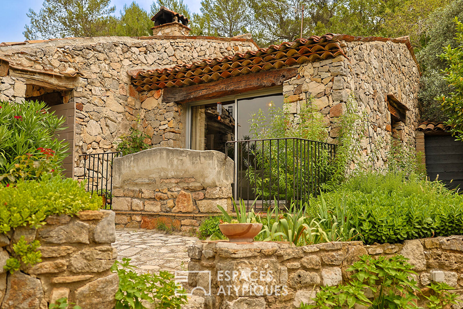 Charme et Authenticité pour cette Maison en pierre aux allures de bergerie en Provence verte
