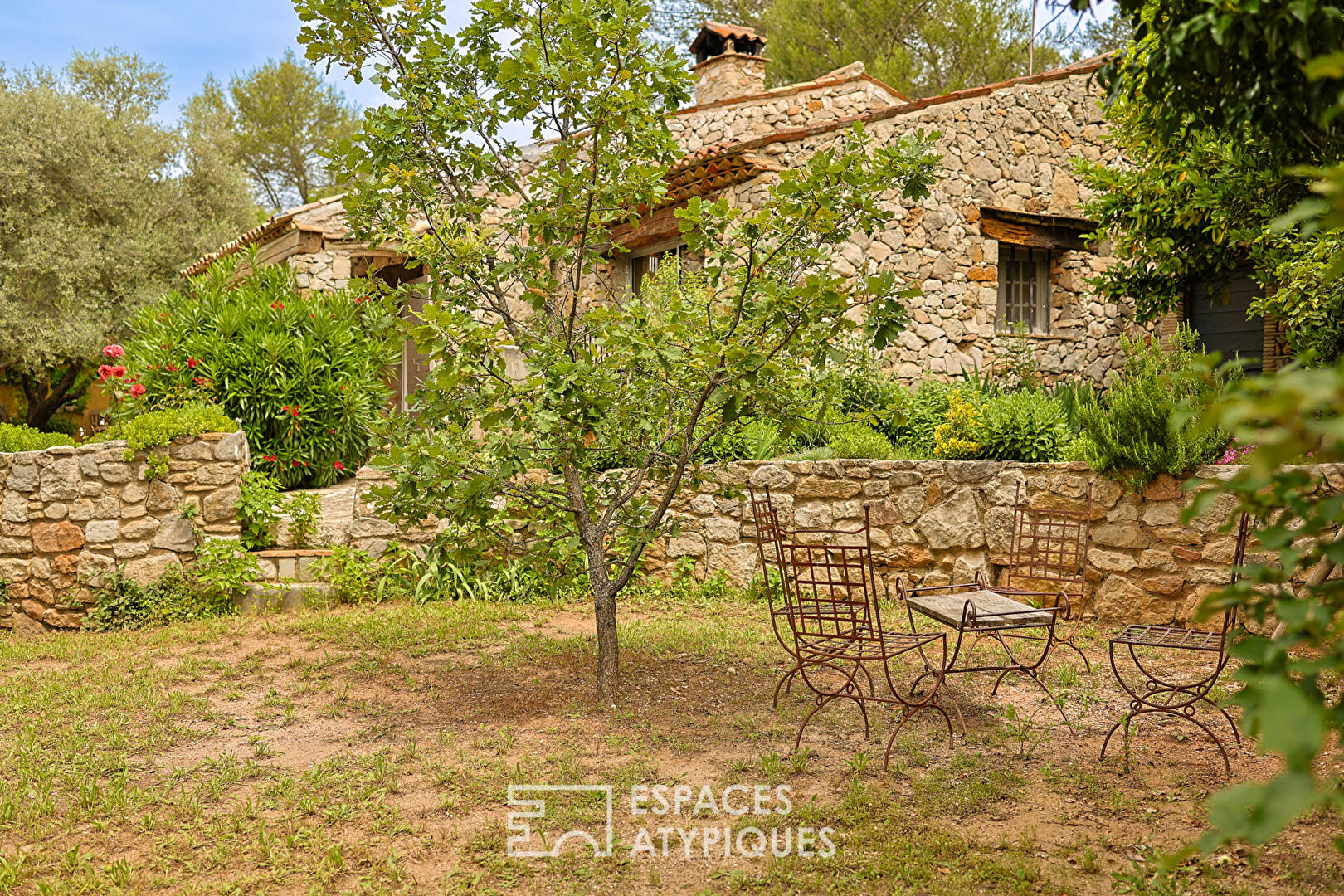 Charme et Authenticité pour cette Maison en pierre aux allures de bergerie en Provence verte