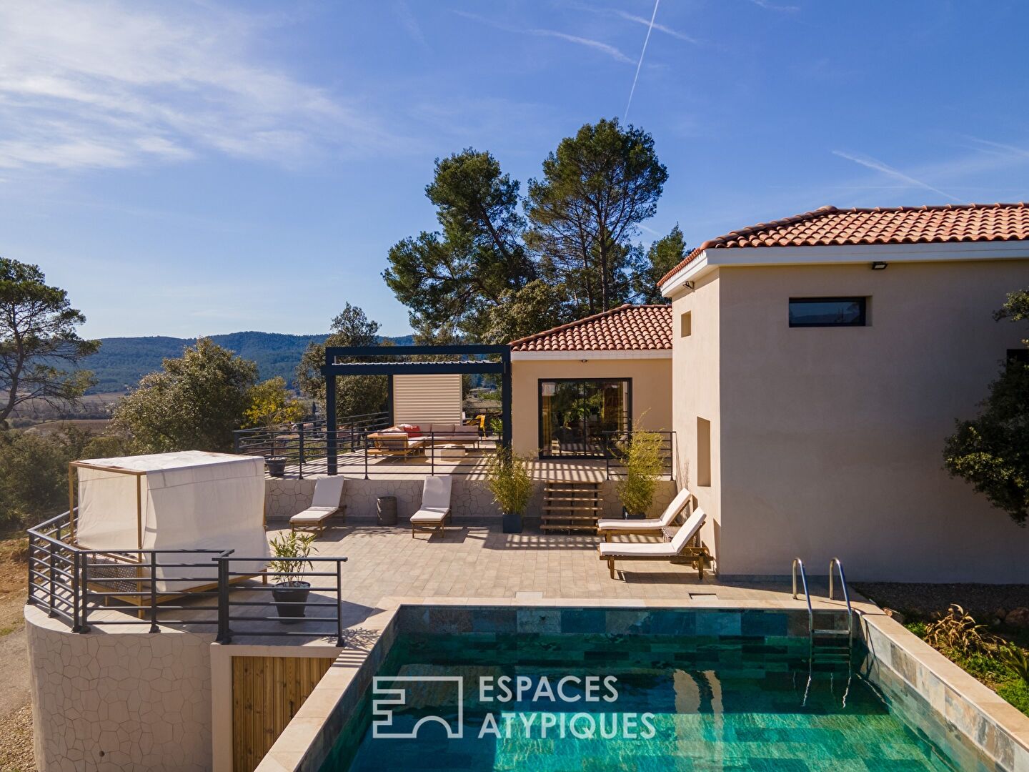 Villa contemporaine audacieuse avec vue contemplative en Provence Verte