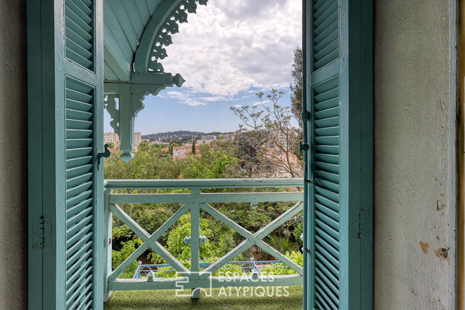 Duplex with old-world charm in a colonial house with garden