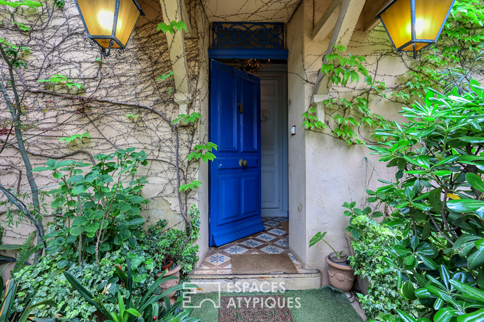Duplex with old-world charm in a colonial house with garden