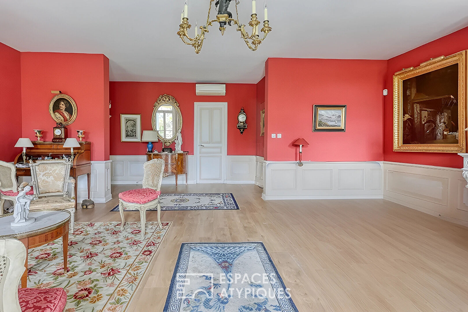 Duplex with old-world charm in a colonial house with garden