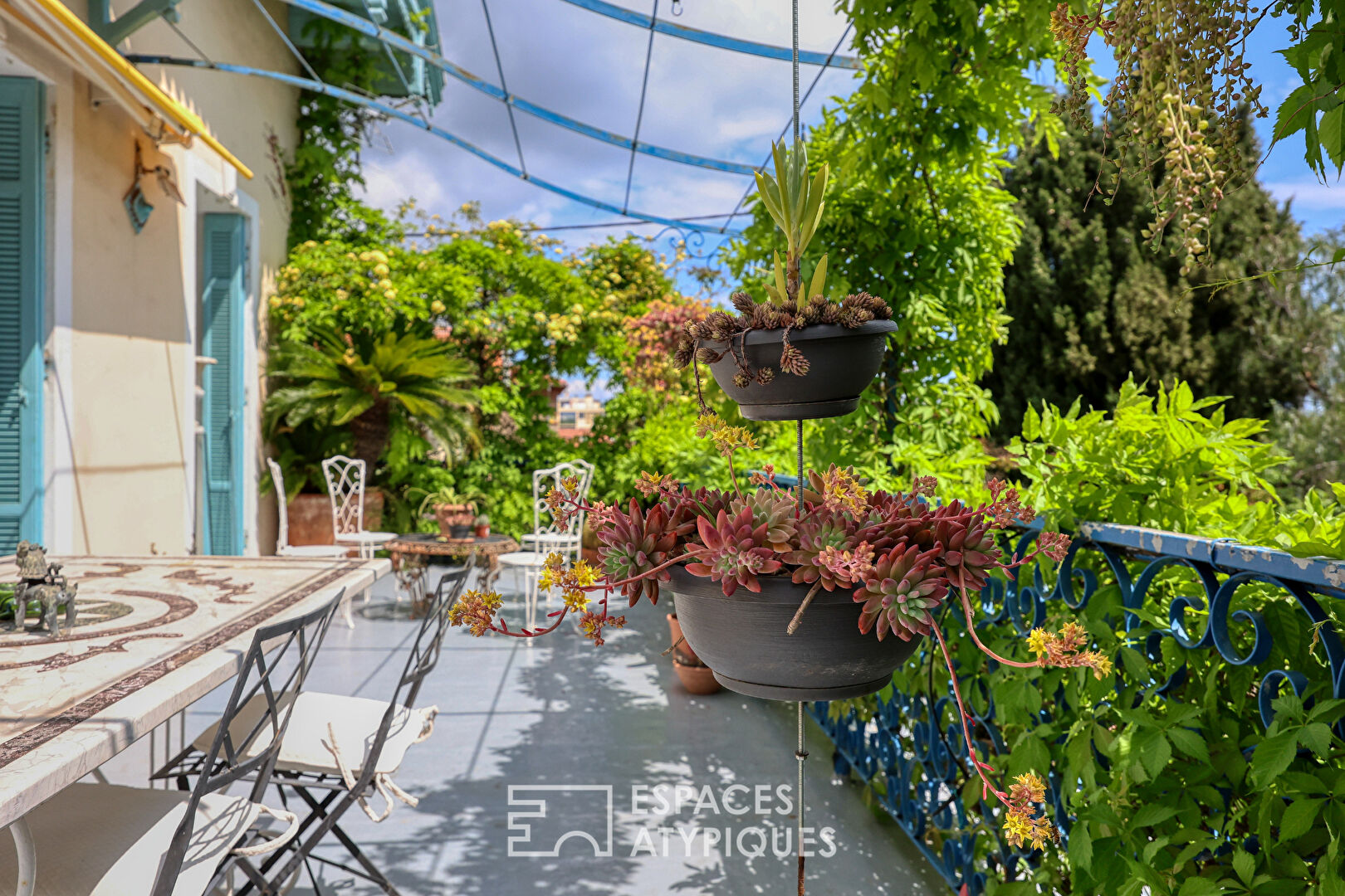 Duplex with old-world charm in a colonial house with garden