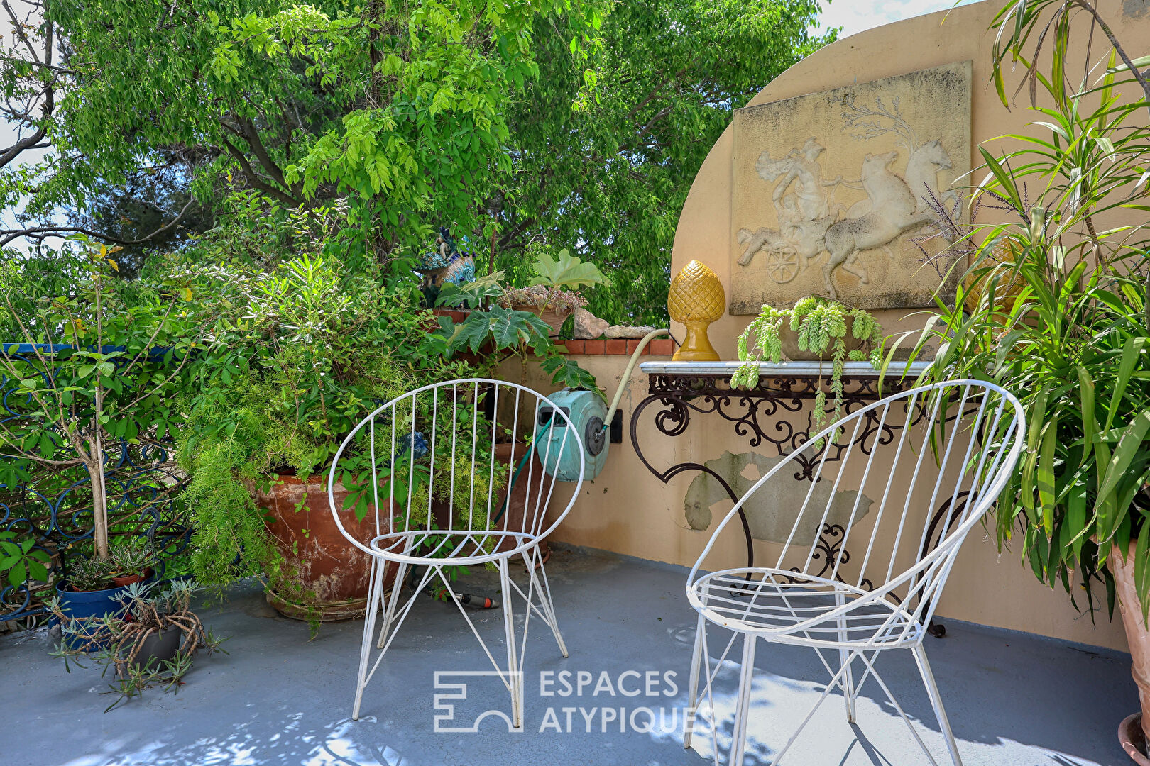 Duplex with old-world charm in a colonial house with garden