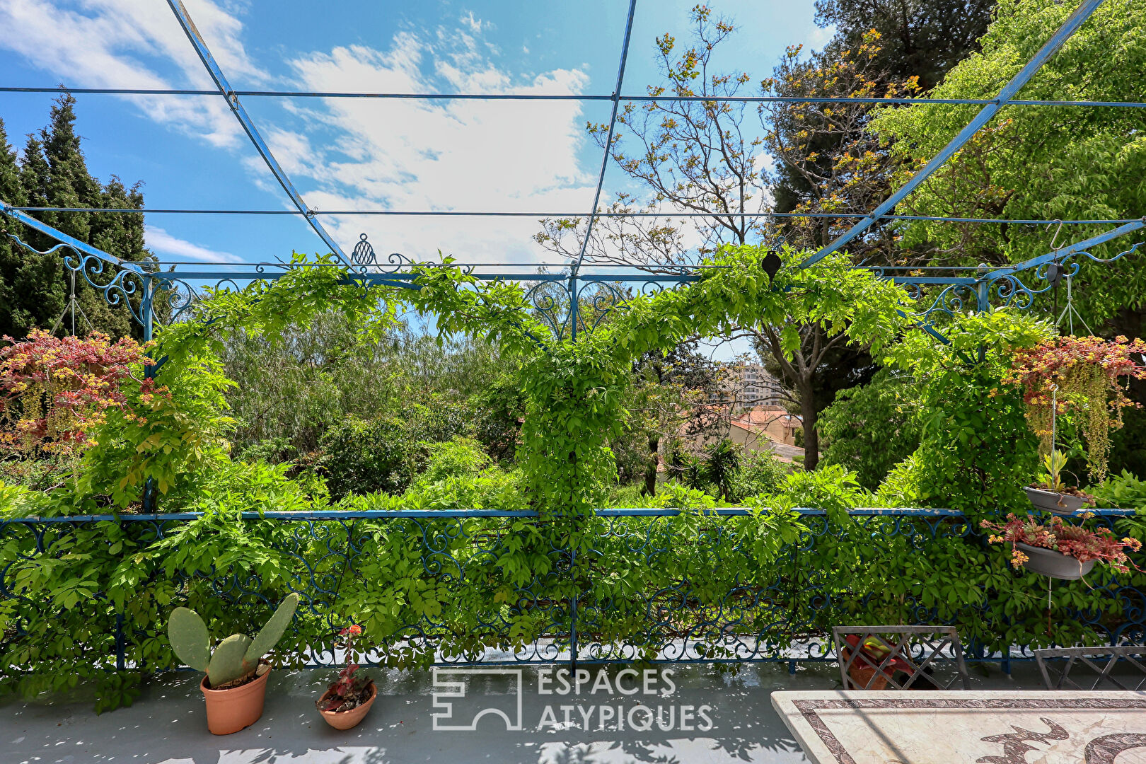 Duplex with old-world charm in a colonial house with garden