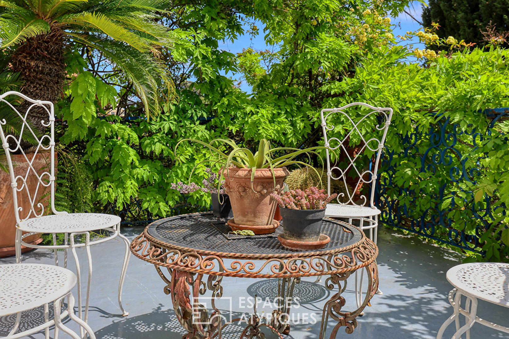 Duplex with old-world charm in a colonial house with garden