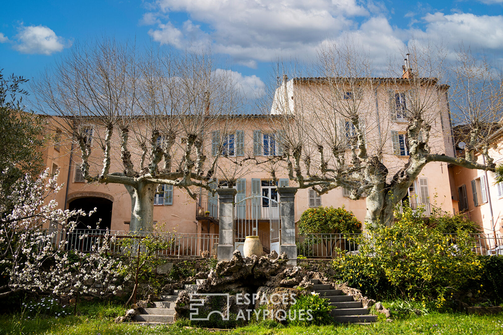 Ancienne propriété viticole avec jardin et dépendances