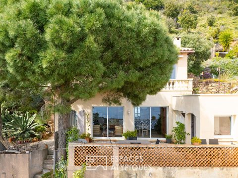 Between sky and sea, a secret house in a listed natural setting