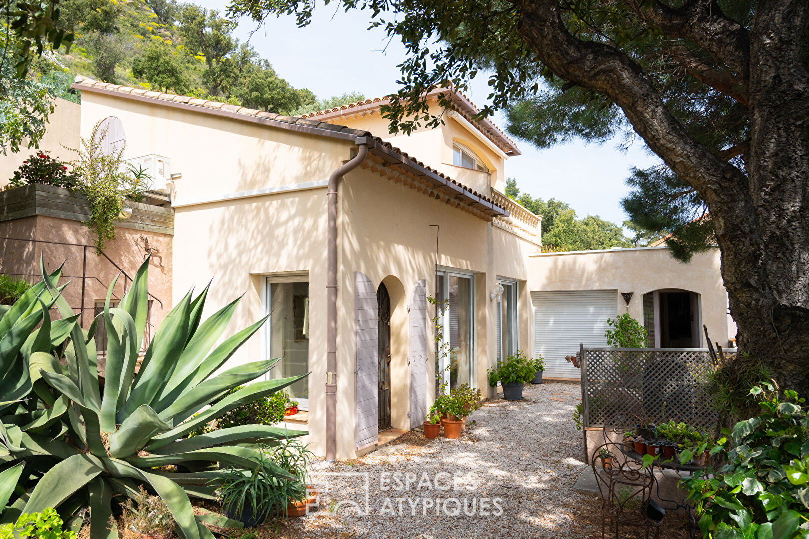 Between sky and sea, a secret house in a listed natural setting
