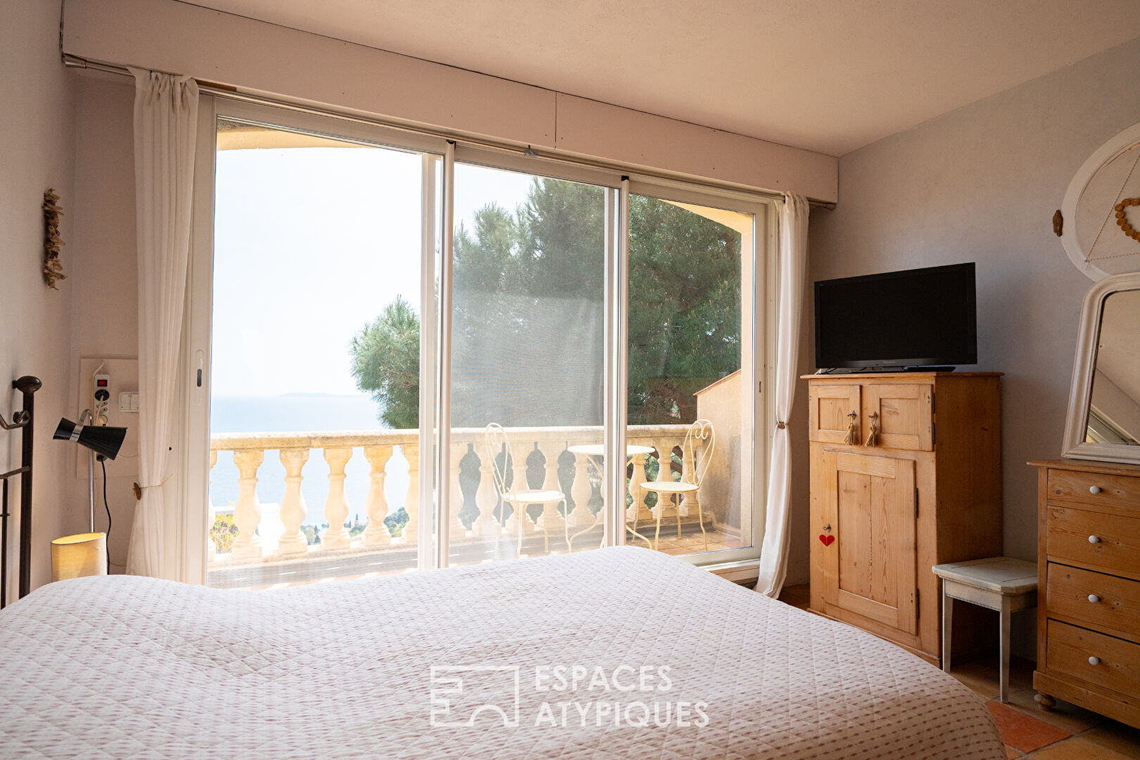 Between sky and sea, a secret house in a listed natural setting