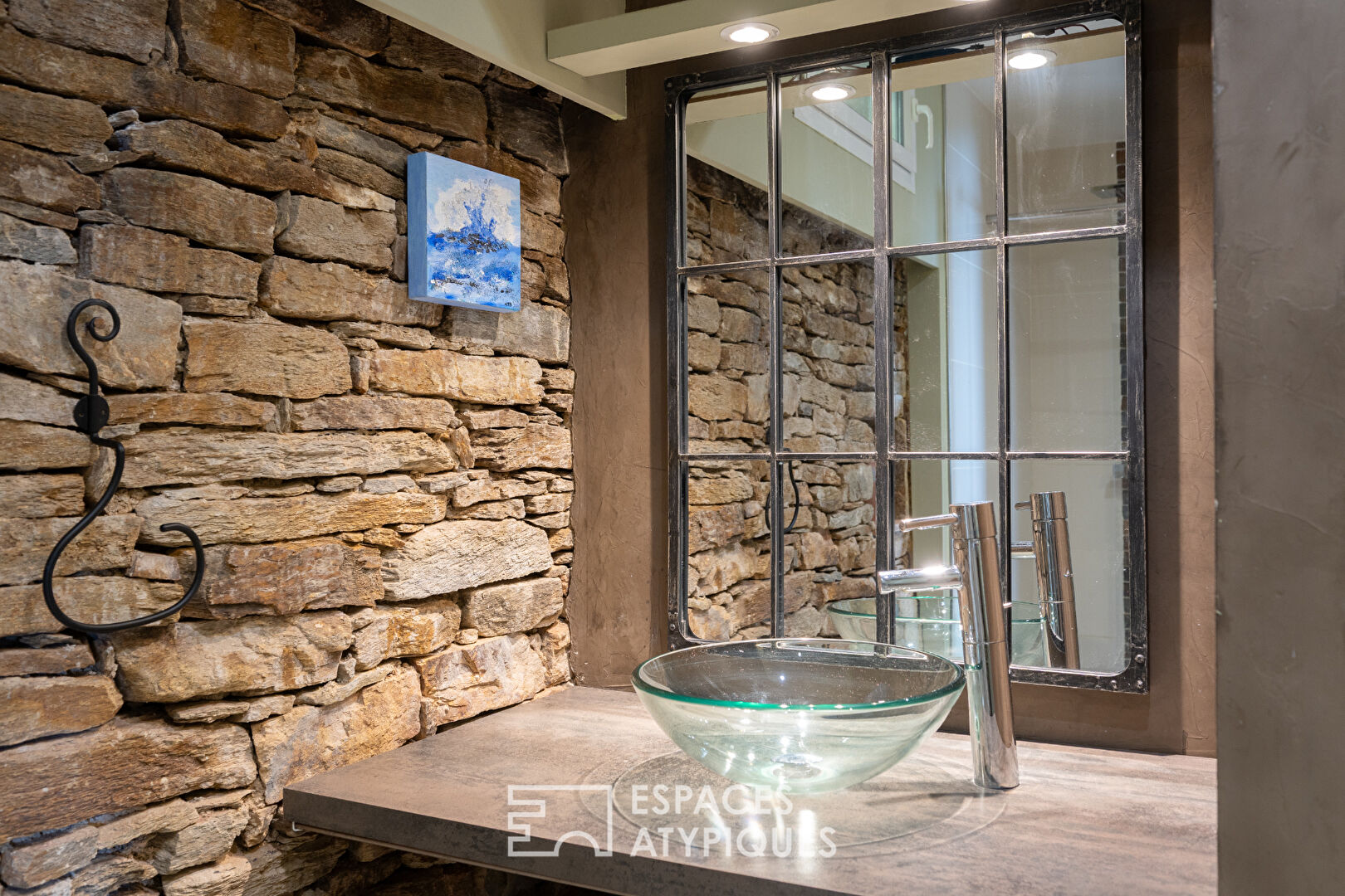 Between sky and sea, a secret house in a listed natural setting