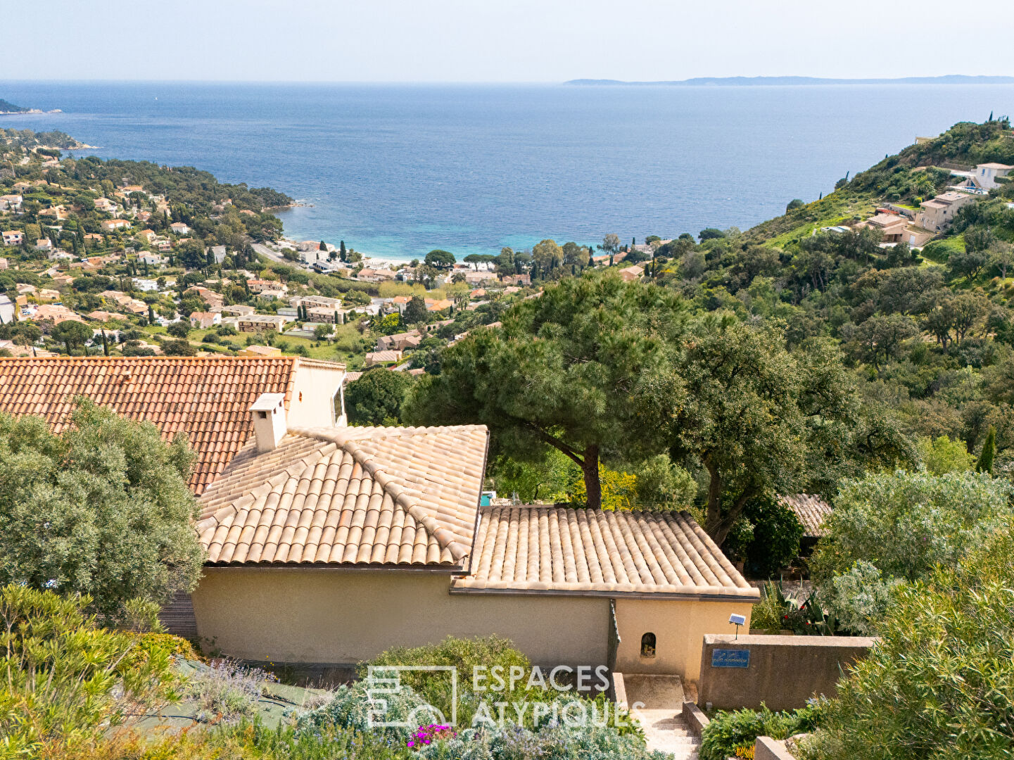 Between sky and sea, a secret house in a listed natural setting