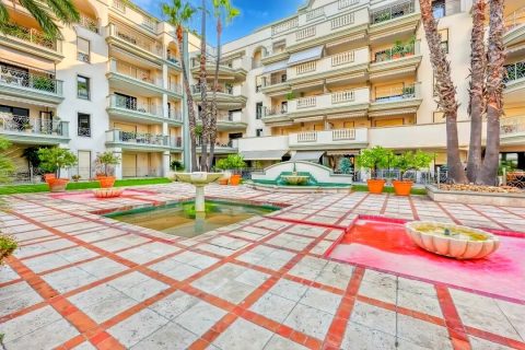 In a luxurious residence, quiet 4-room apartment close to the city center