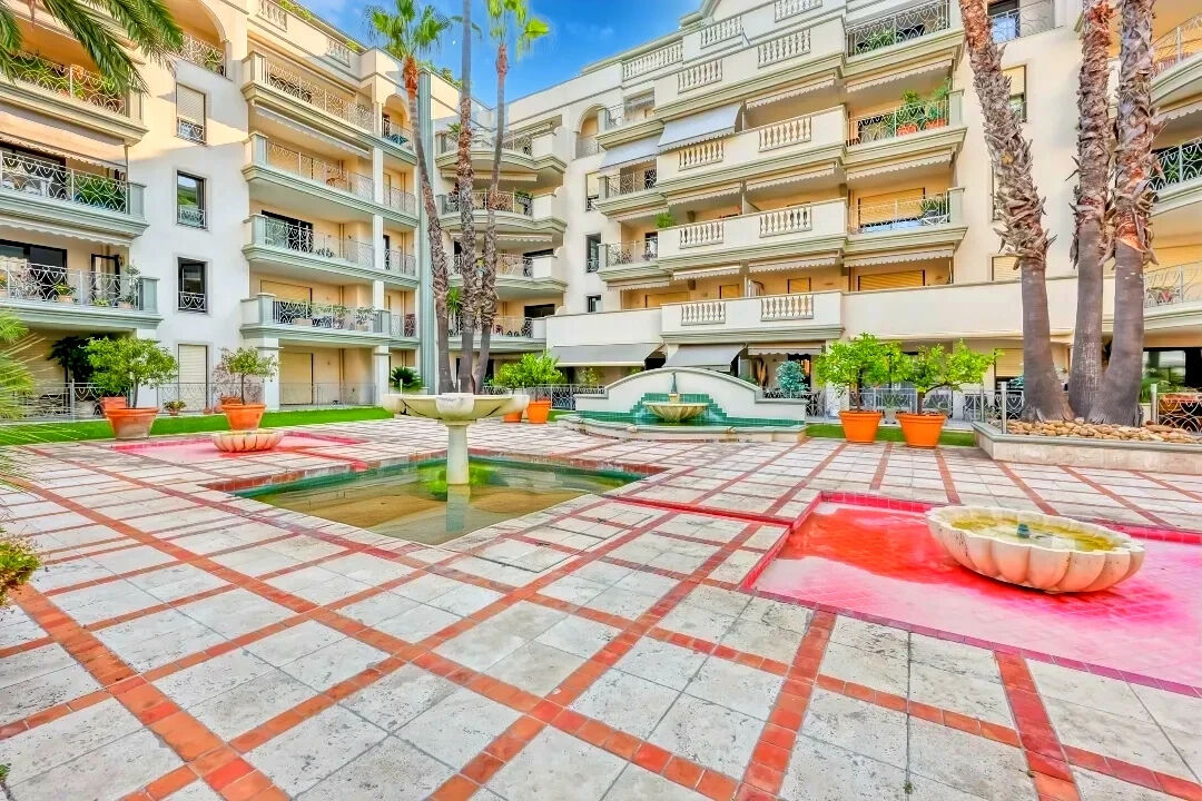 In a luxurious residence, quiet 4-room apartment close to the city center