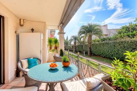 In a luxurious residence, quiet 4-room apartment close to the city center