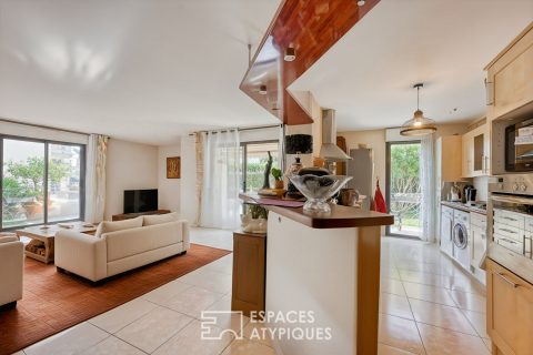 In a luxurious residence, quiet 4-room apartment close to the city center