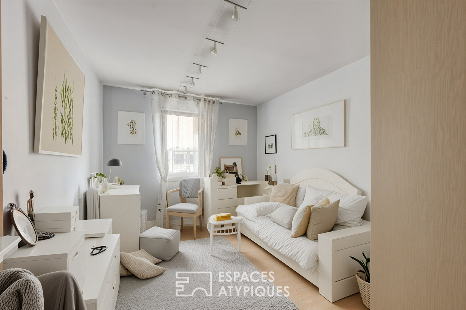 In a luxurious residence, quiet 4-room apartment close to the city center