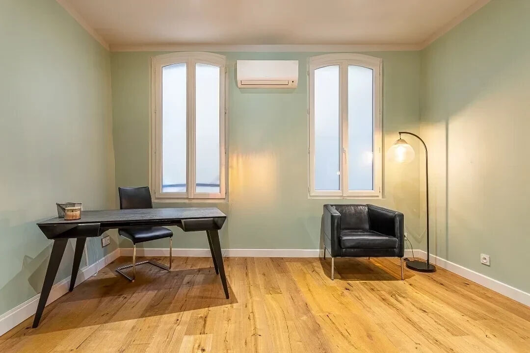 Office/Apartment renovated by an architect near the port