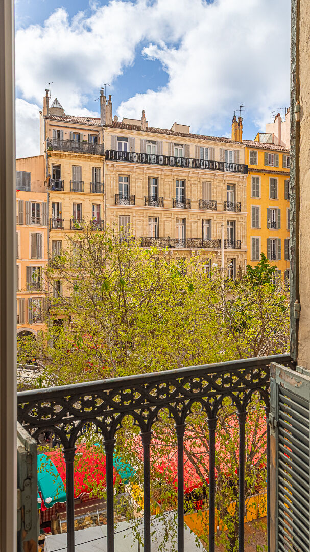 Office/Apartment renovated by an architect near the port