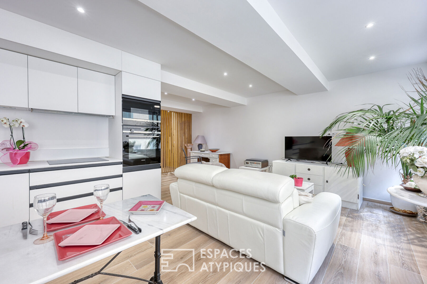 Renovated apartment on the port of Bandol