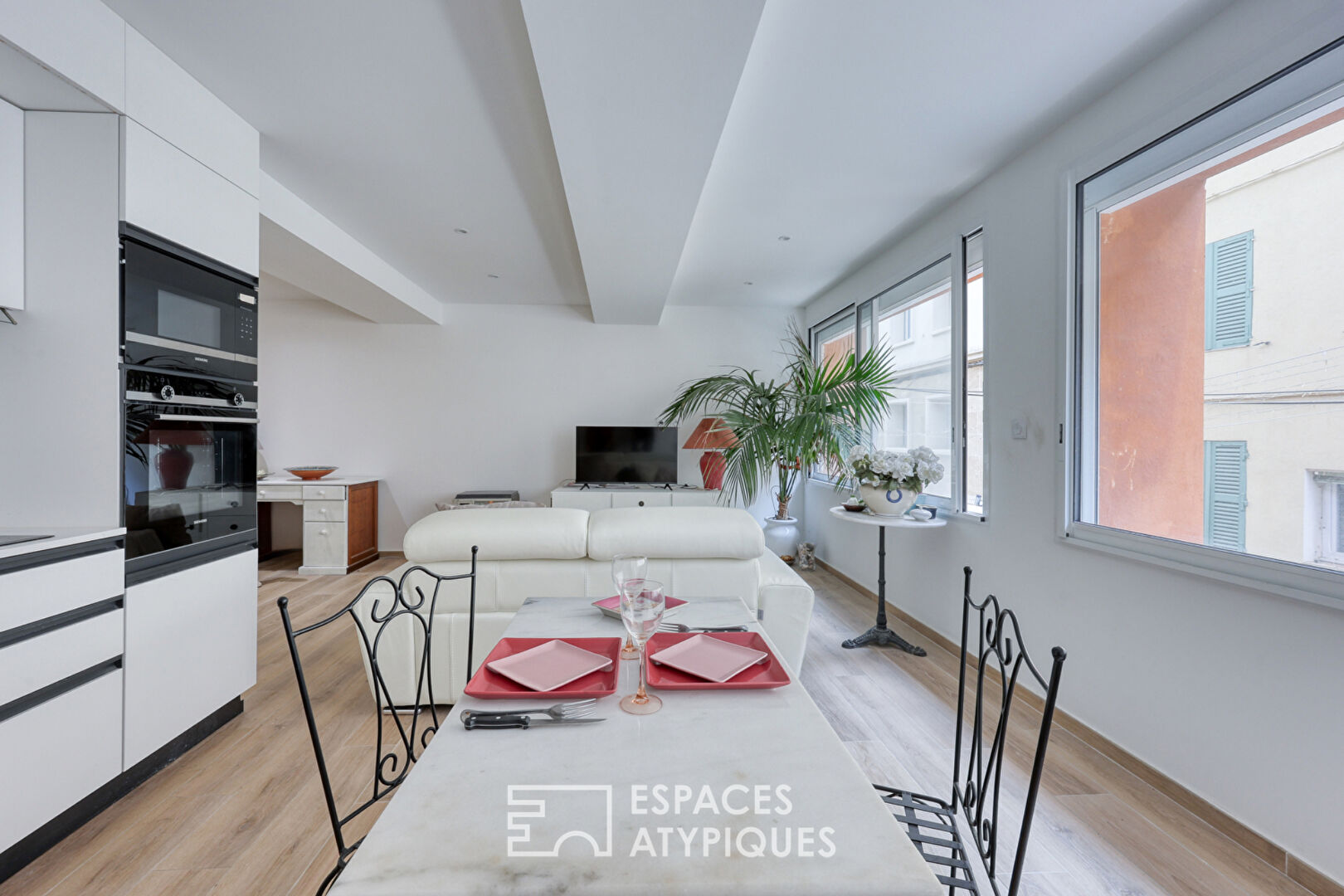 Renovated apartment on the port of Bandol