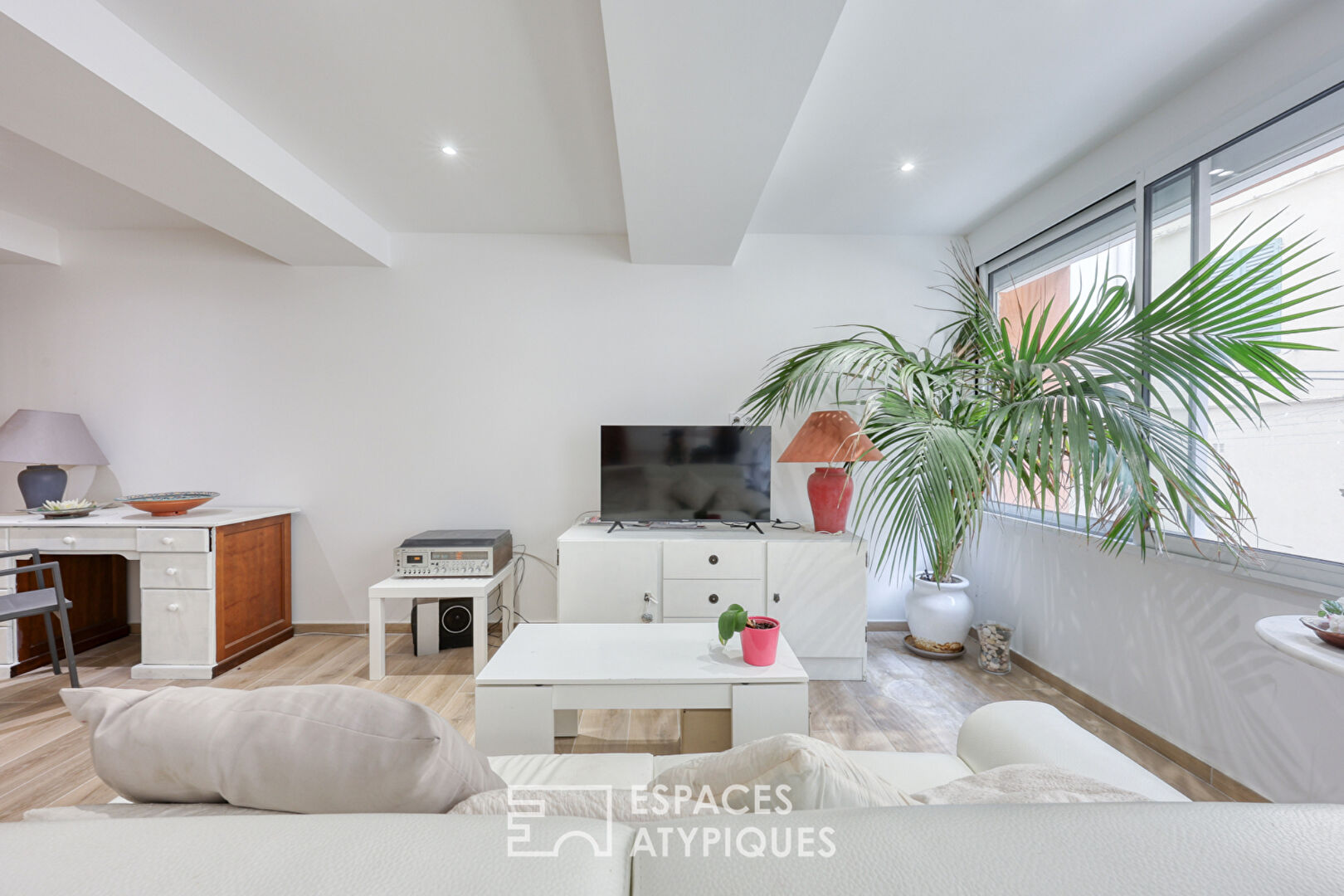 Renovated apartment on the port of Bandol