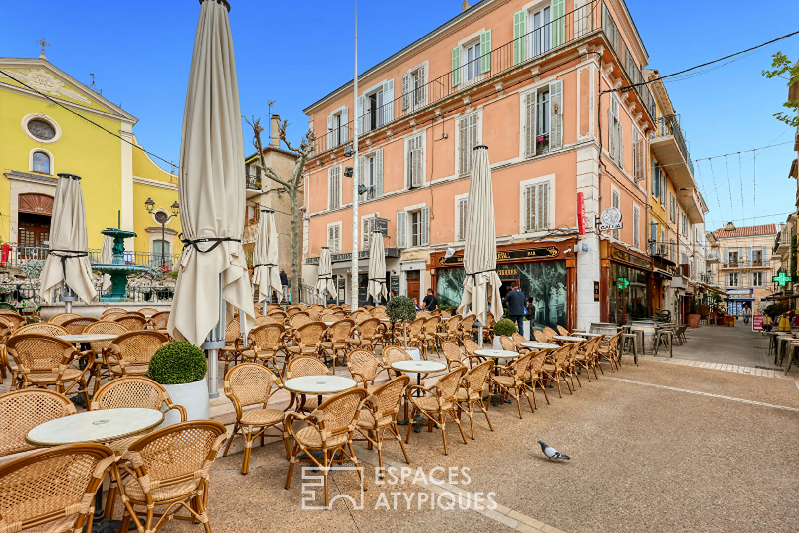 Renovated apartment on the port of Bandol
