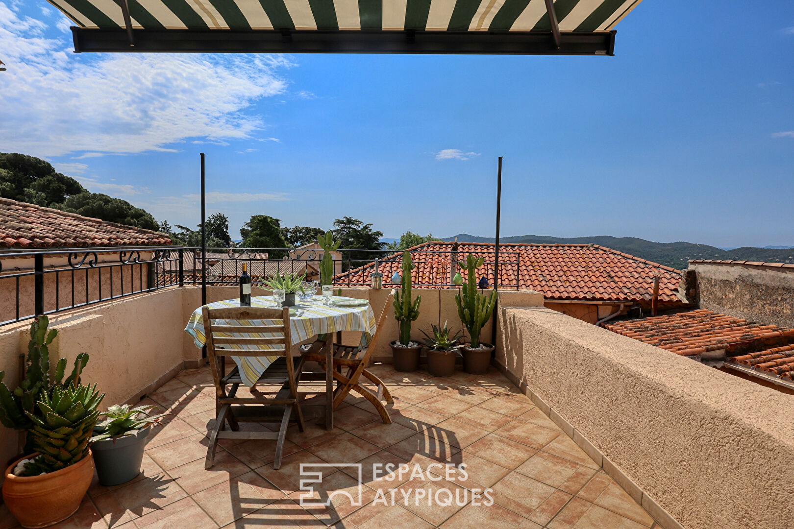Maison de charme et ses terrasses au coeur du village de Bormes les Mimosas,