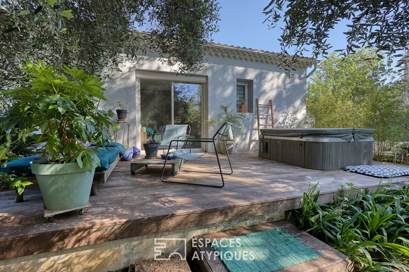Maison contemporain de plain pied dans une bulle de verdure