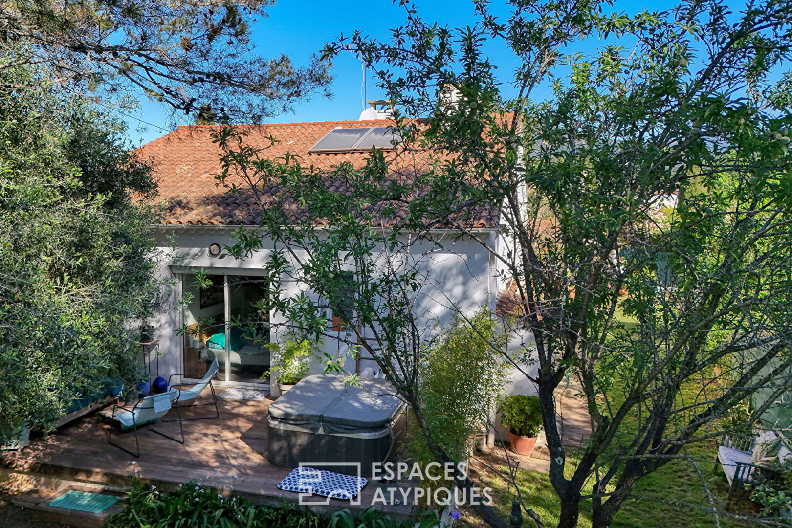 Maison contemporain de plain pied dans une bulle de verdure