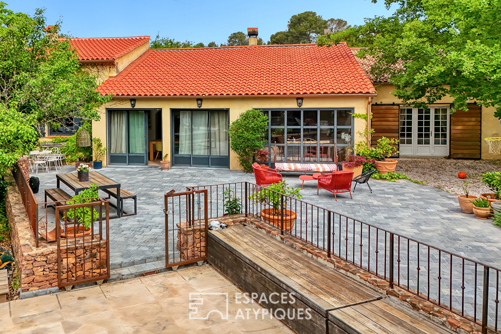 Maison de charme de plain-pied avec piscine et terrain arboré