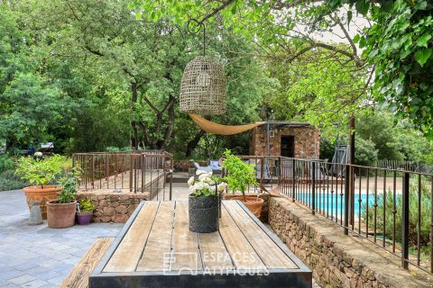 Maison de charme de plain-pied avec piscine et terrain arboré