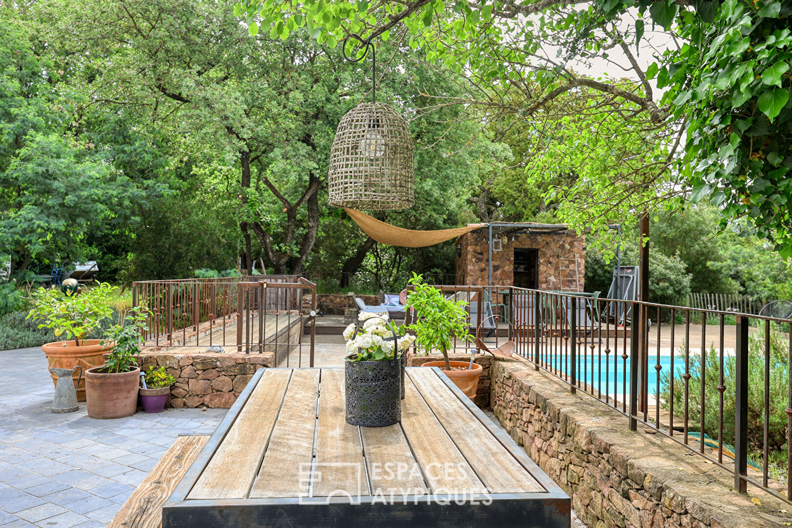 Maison de charme de plain-pied avec piscine et terrain arboré