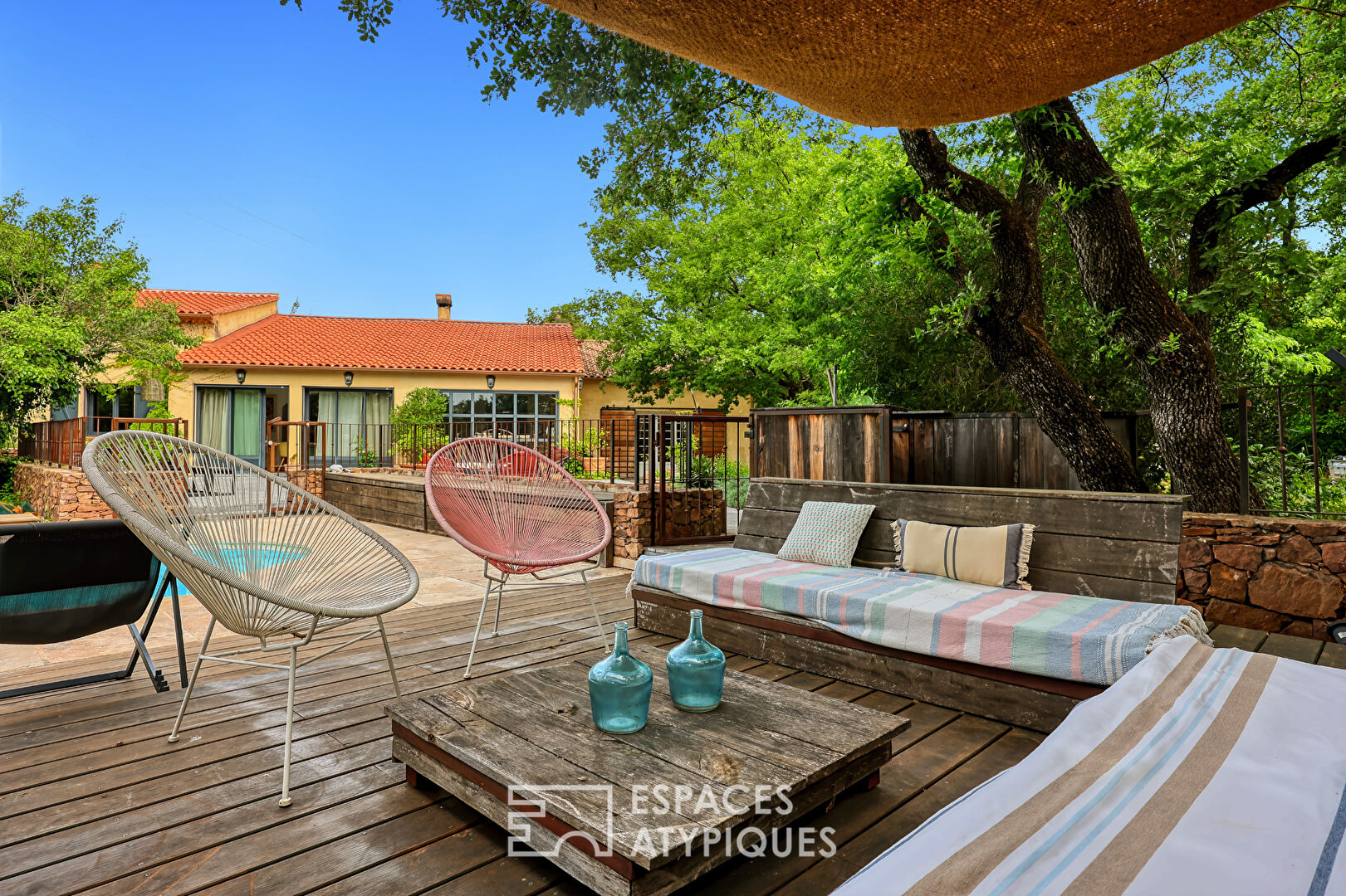 Maison de charme de plain-pied avec piscine et terrain arboré