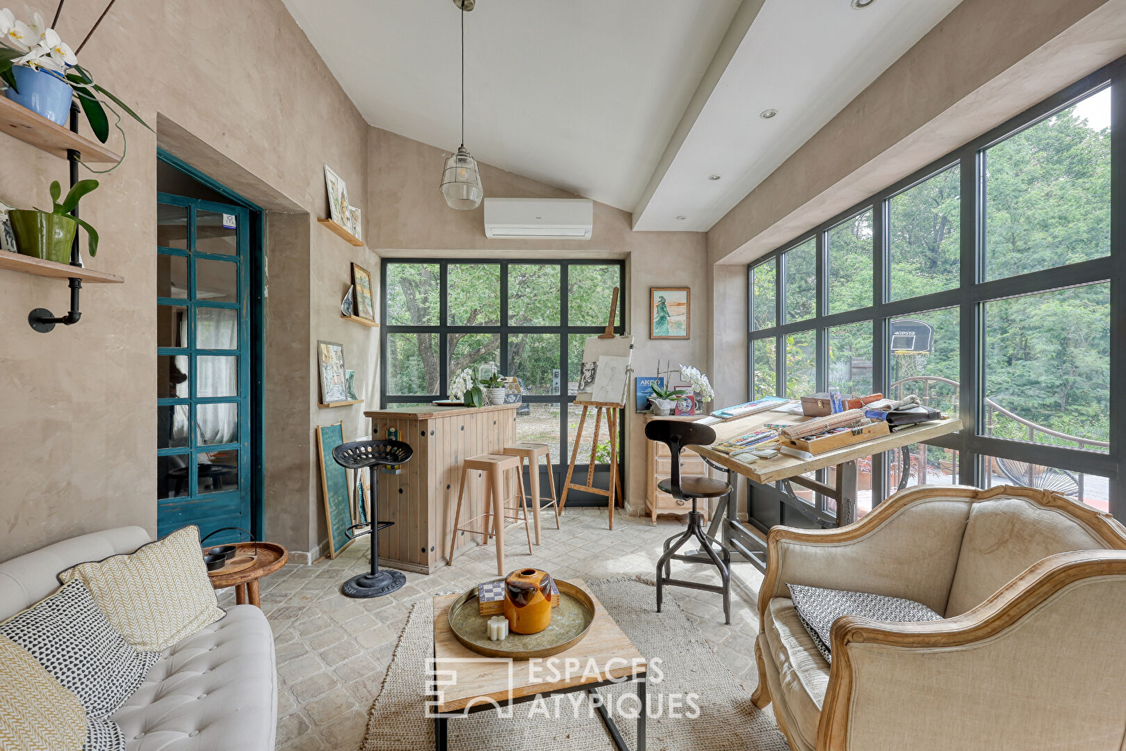 Maison de charme de plain-pied avec piscine et terrain arboré