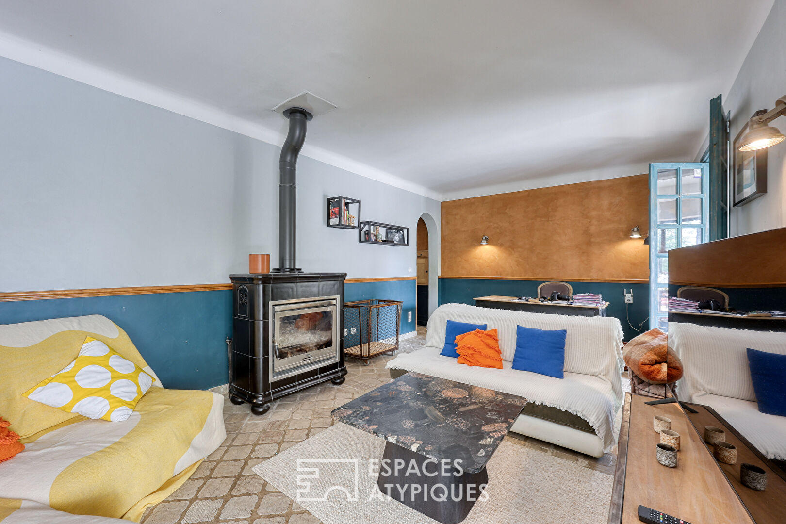 Maison de charme de plain-pied avec piscine et terrain arboré