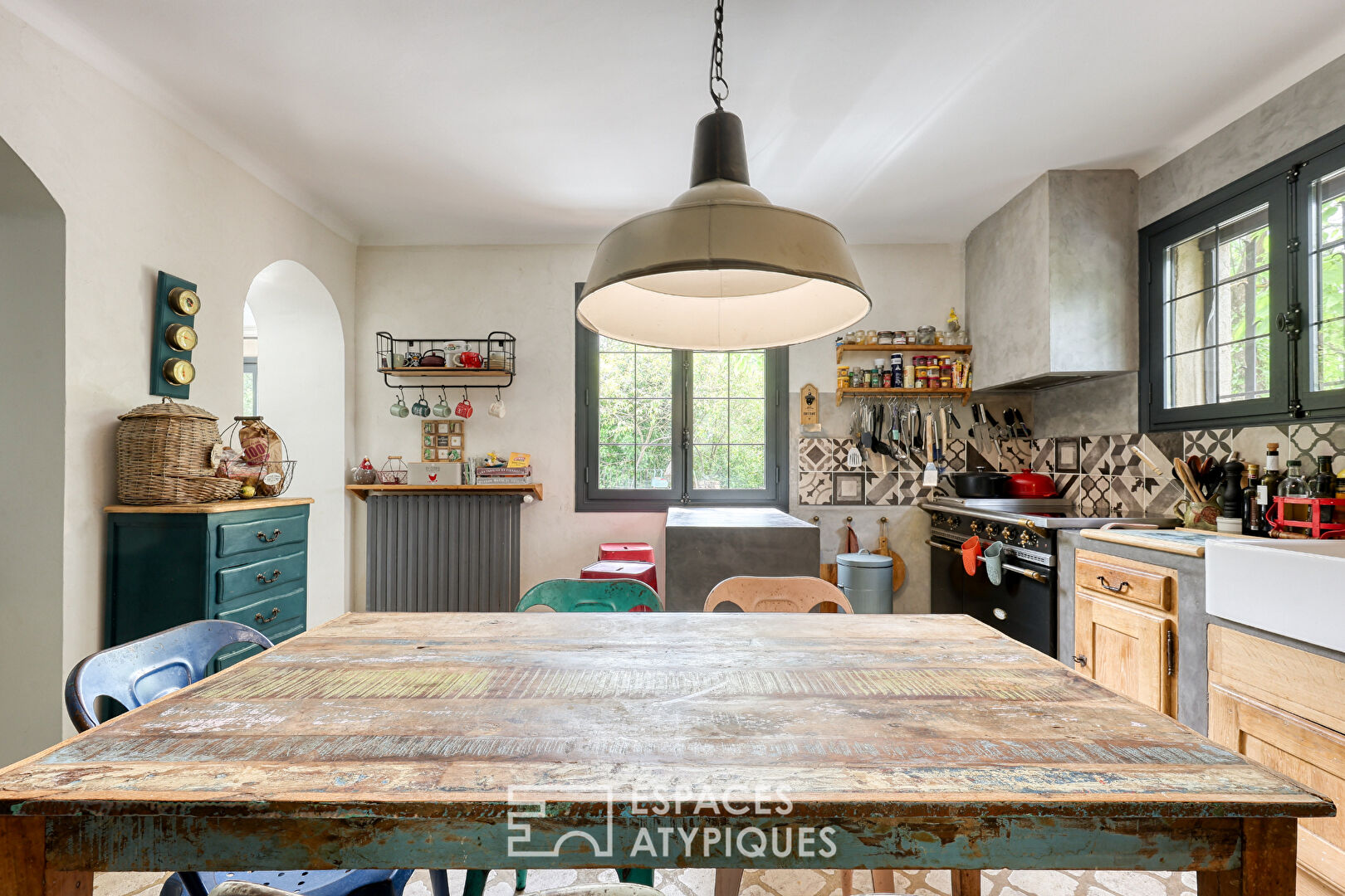 Maison de charme de plain-pied avec piscine et terrain arboré