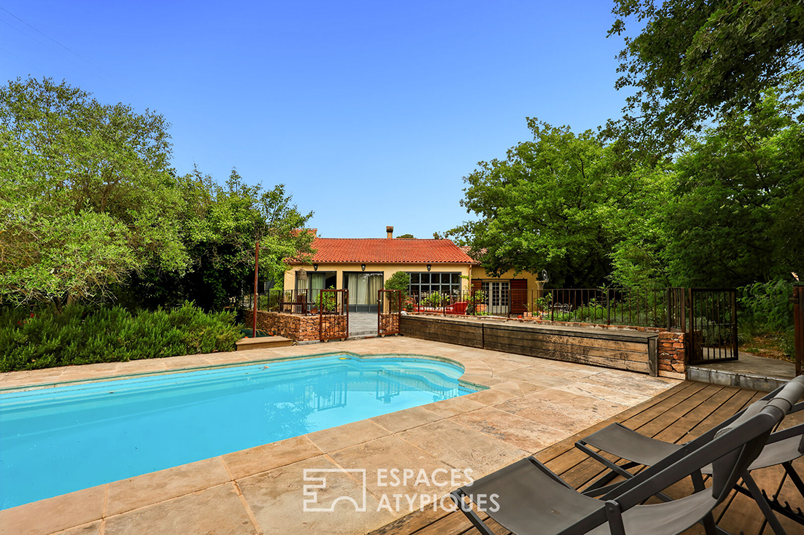 Maison de charme de plain-pied avec piscine et terrain arboré