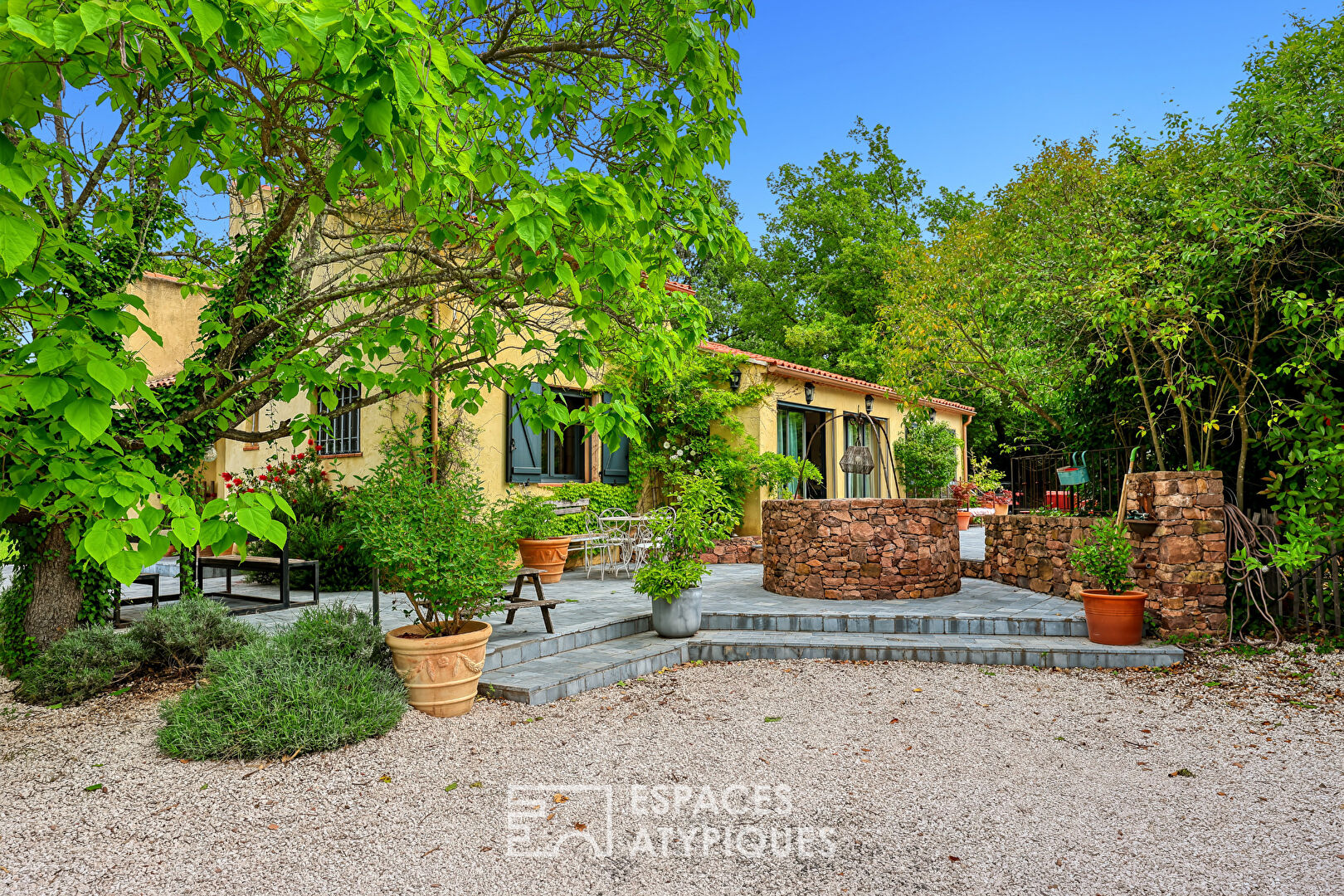 Maison de charme de plain-pied avec piscine et terrain arboré