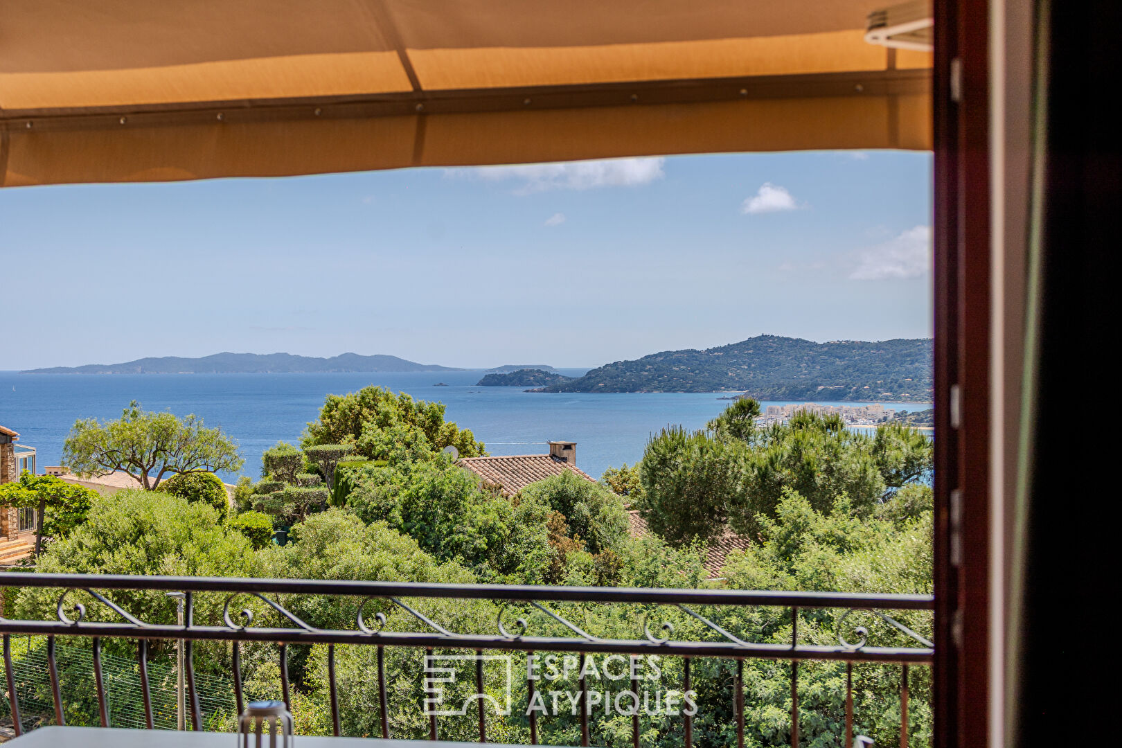 Villa d’architecte et sa vue exceptionnelle sur la baie