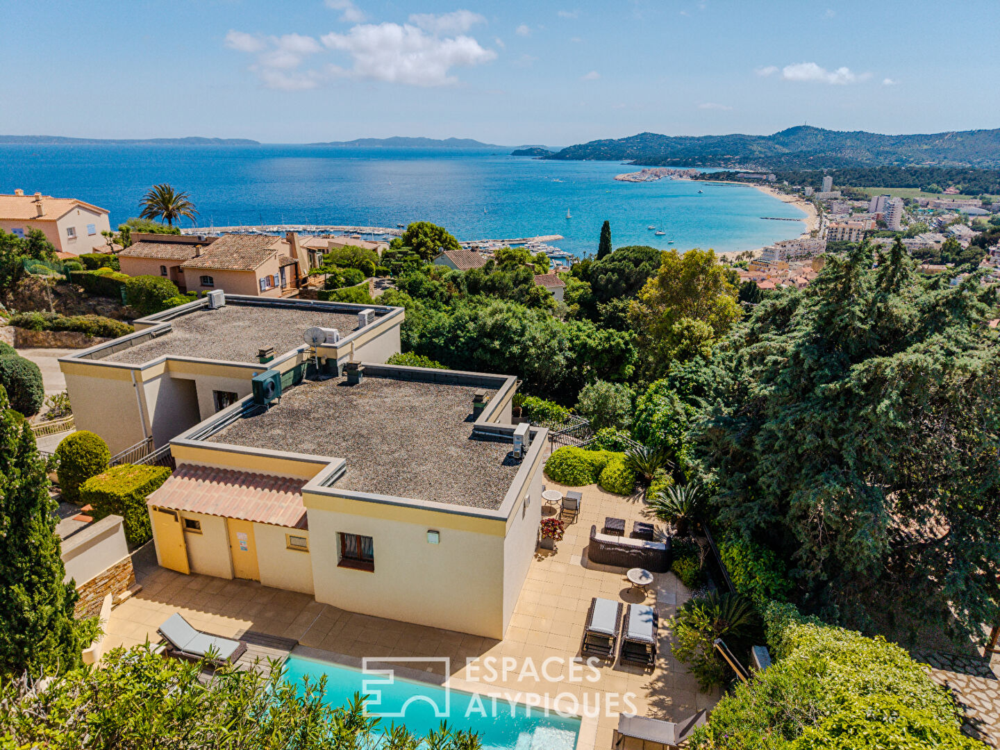 Villa d’architecte et sa vue exceptionnelle sur la baie