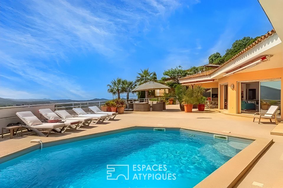 Vue panoramique mer,  collines  et golf pour cette maison d'architecte tout confort à La Londe les Maures