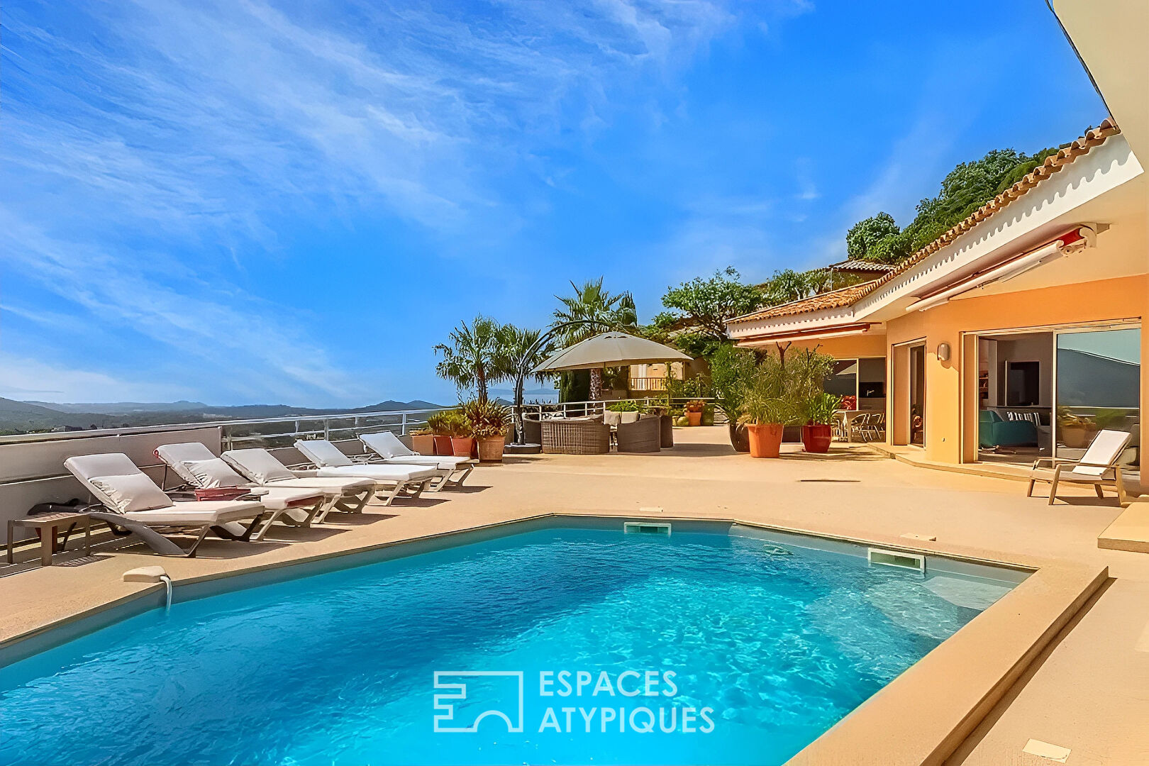 Maison d’architecte vue sur mer, collines et golf