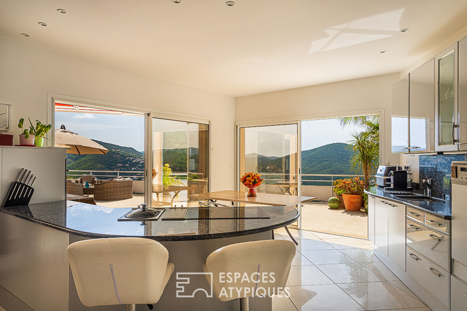 Maison d’architecte vue sur mer, collines et golf