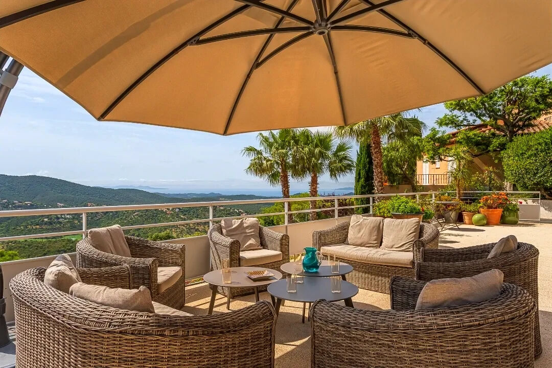 Maison d’architecte vue sur mer, collines et golf