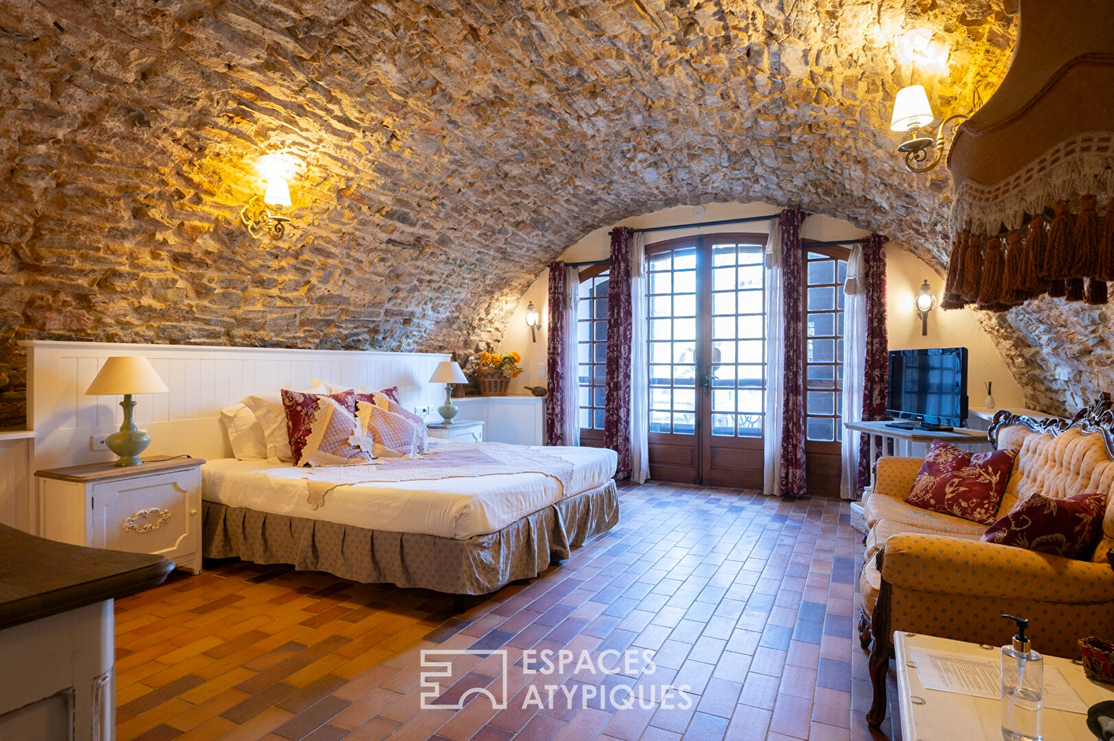 Historic bastide in a privileged area with swimming pool, gardian house and tennis court
